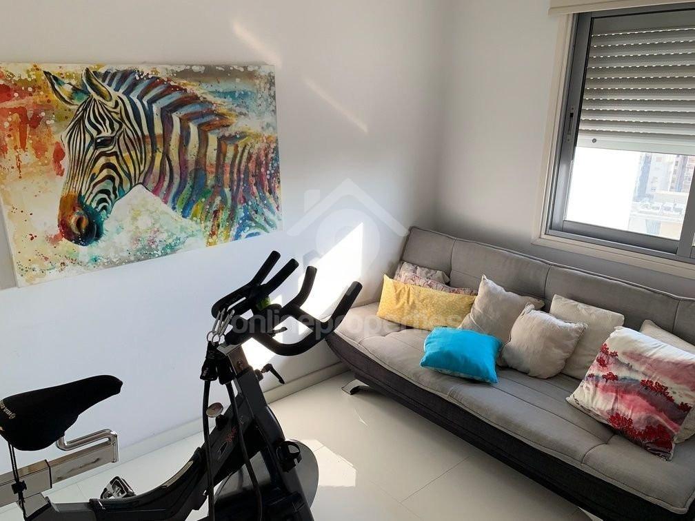 To change image, hover mouse over thumbnails below