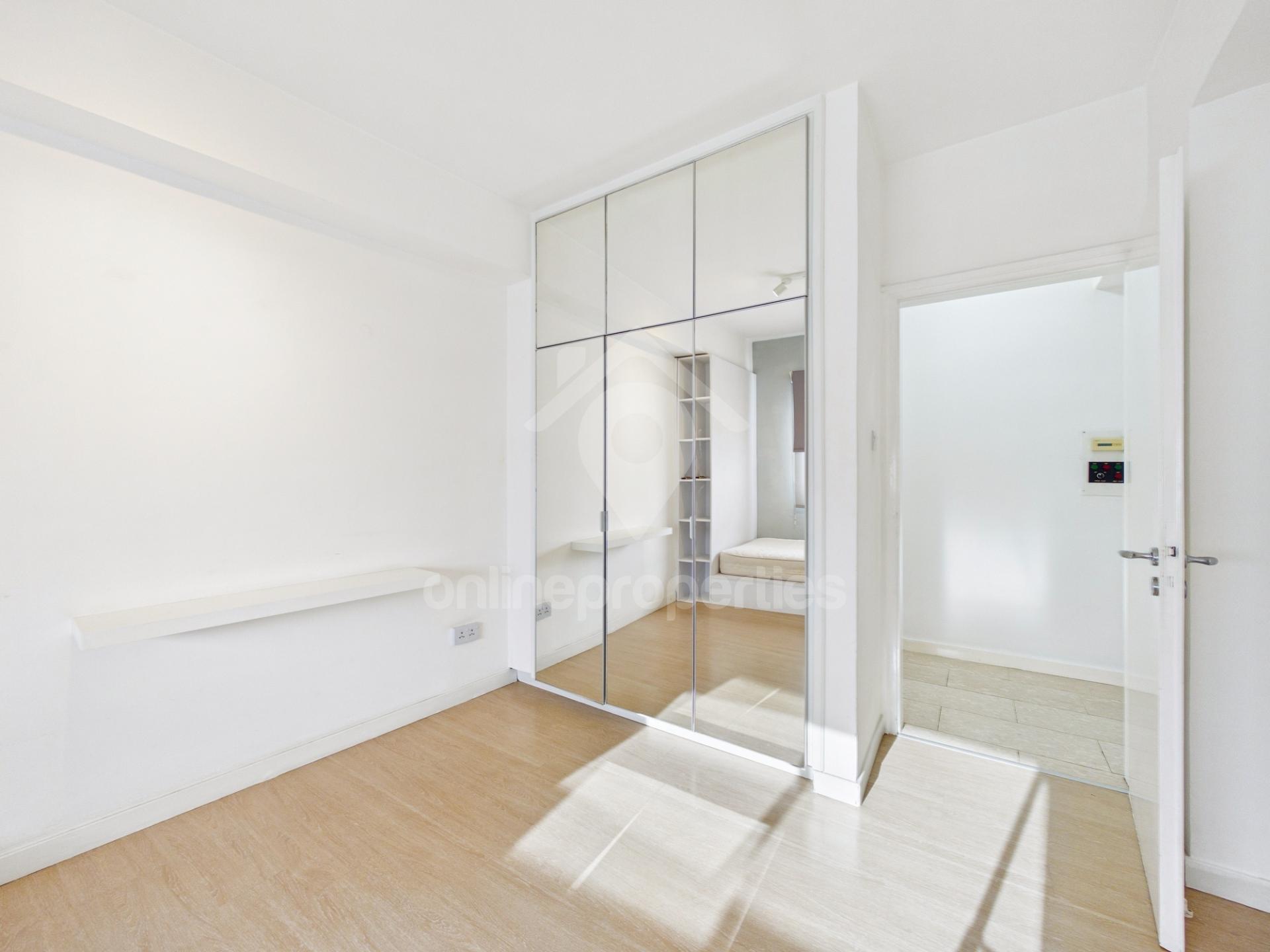 To change image, hover mouse over thumbnails below