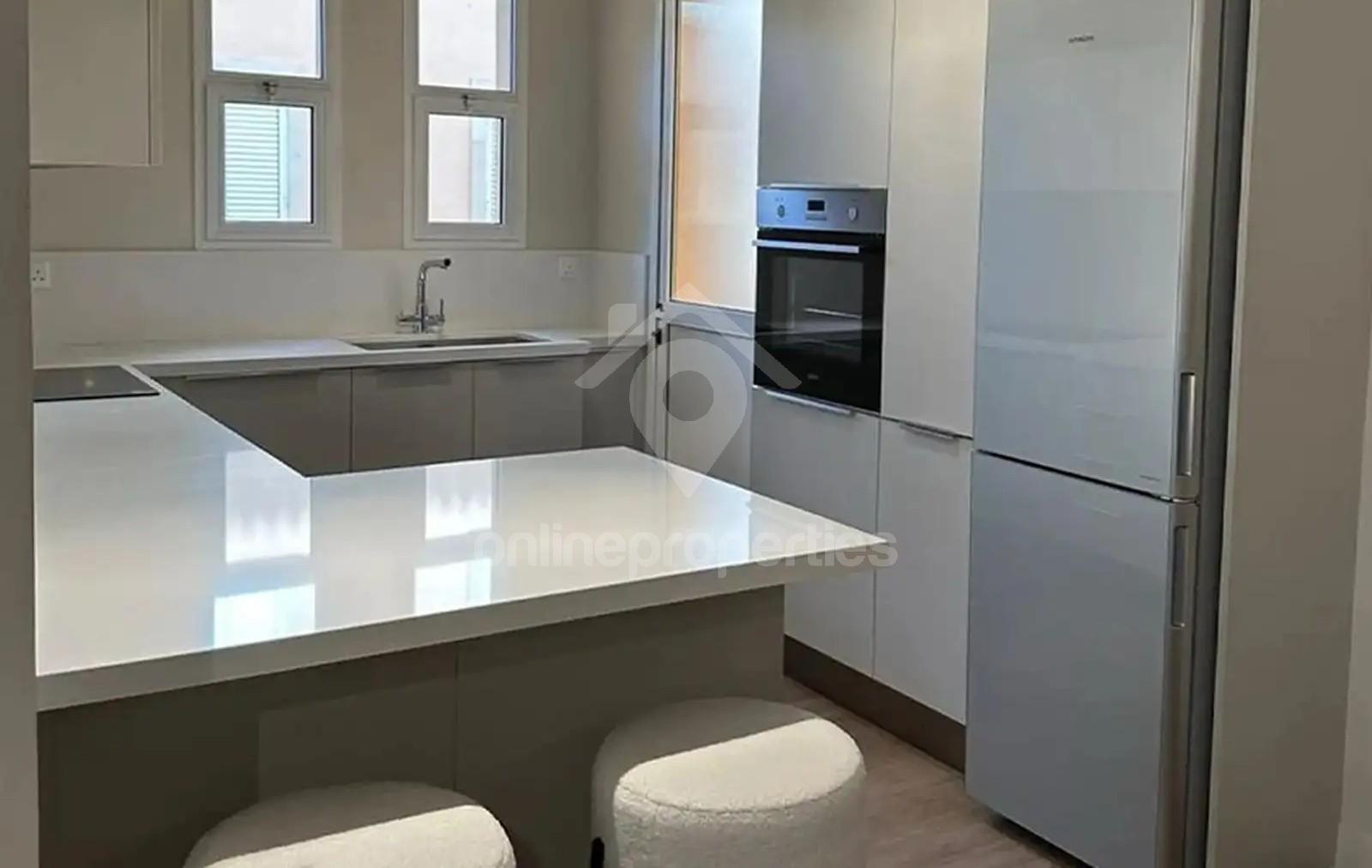 To change image, hover mouse over thumbnails below