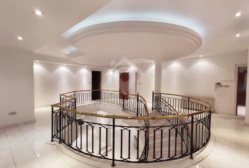 To change image, hover mouse over thumbnails below