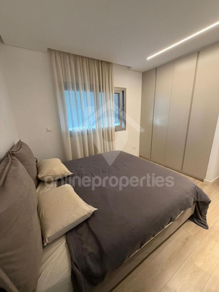 To change image, hover mouse over thumbnails below