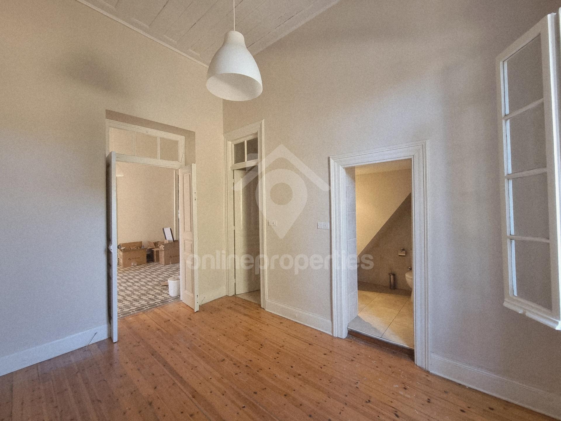 To change image, hover mouse over thumbnails below