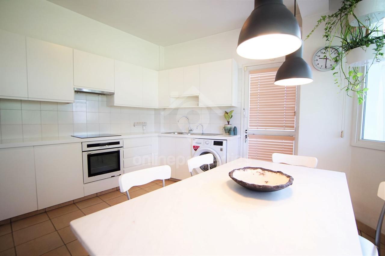 To change image, hover mouse over thumbnails below