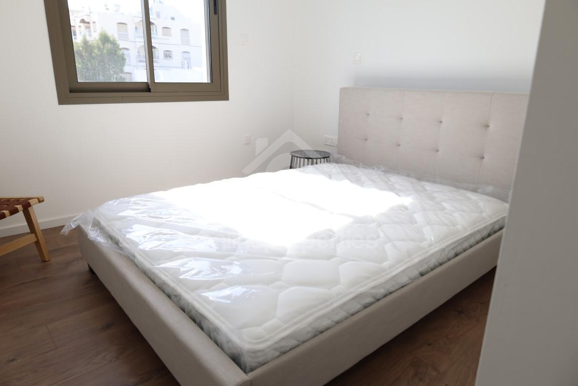 To change image, hover mouse over thumbnails below