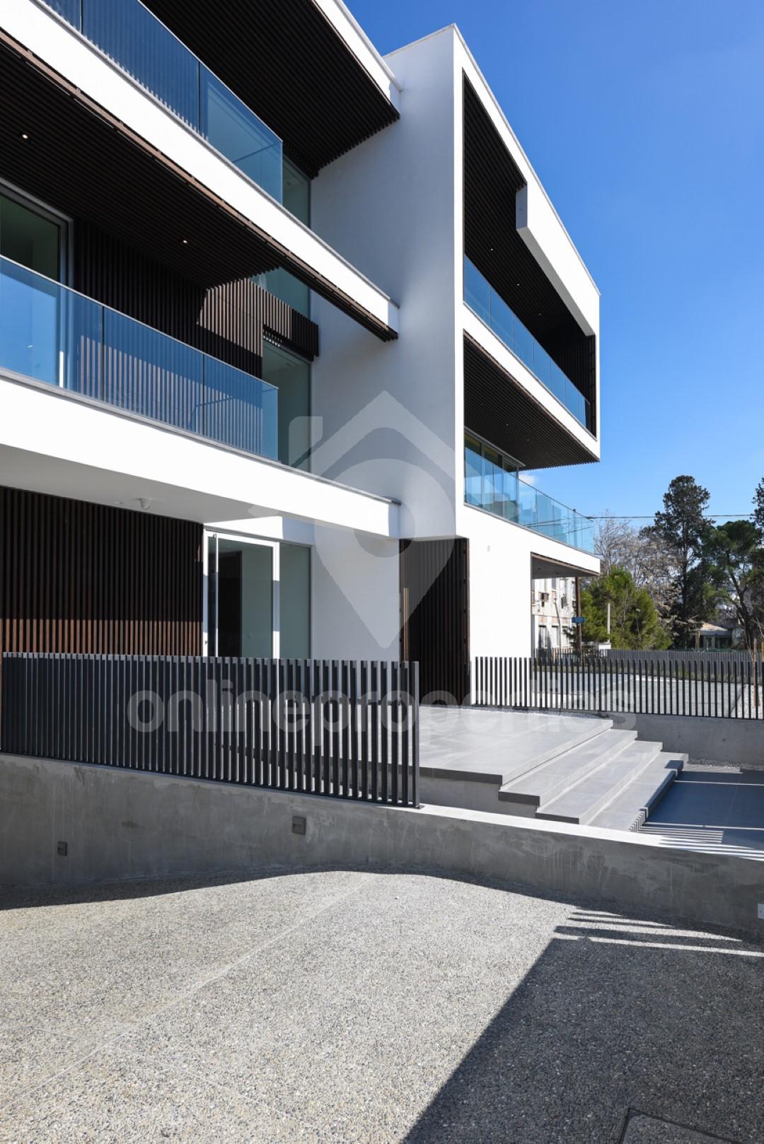 To change image, hover mouse over thumbnails below