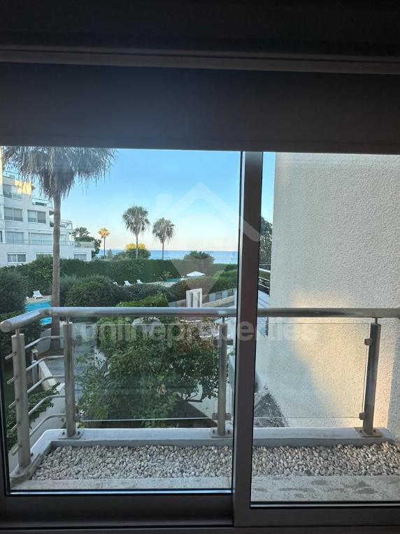 To change image, hover mouse over thumbnails below