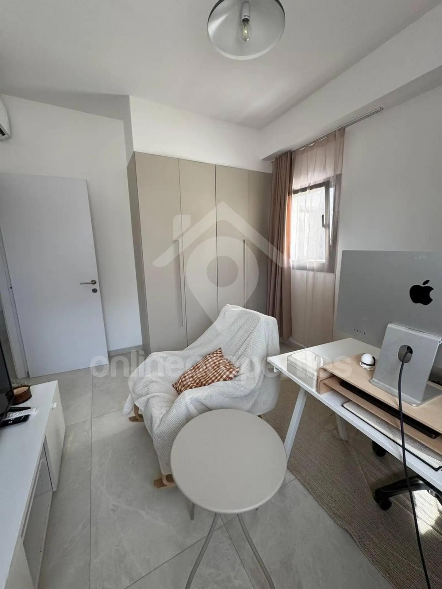 To change image, hover mouse over thumbnails below