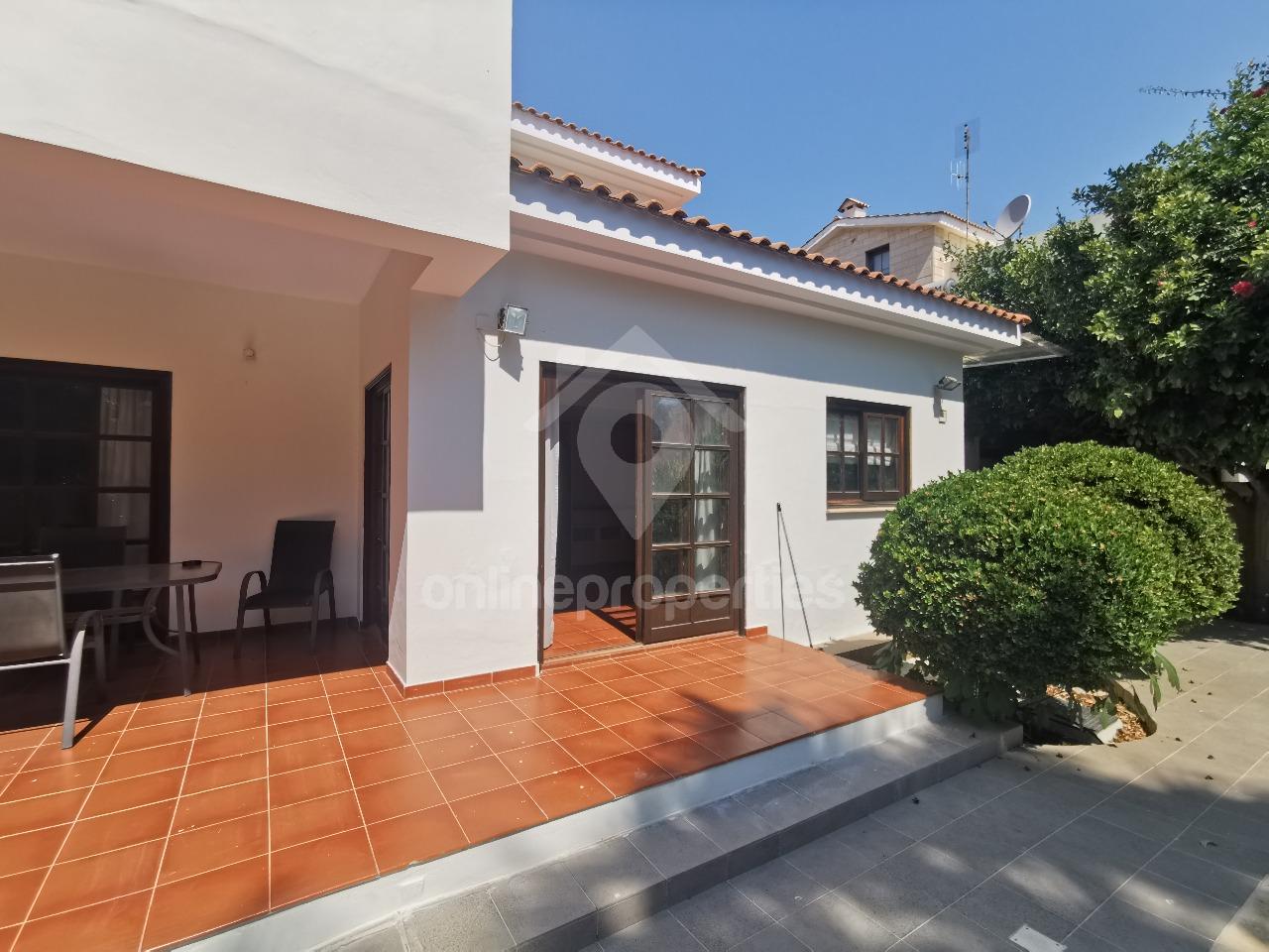 To change image, hover mouse over thumbnails below