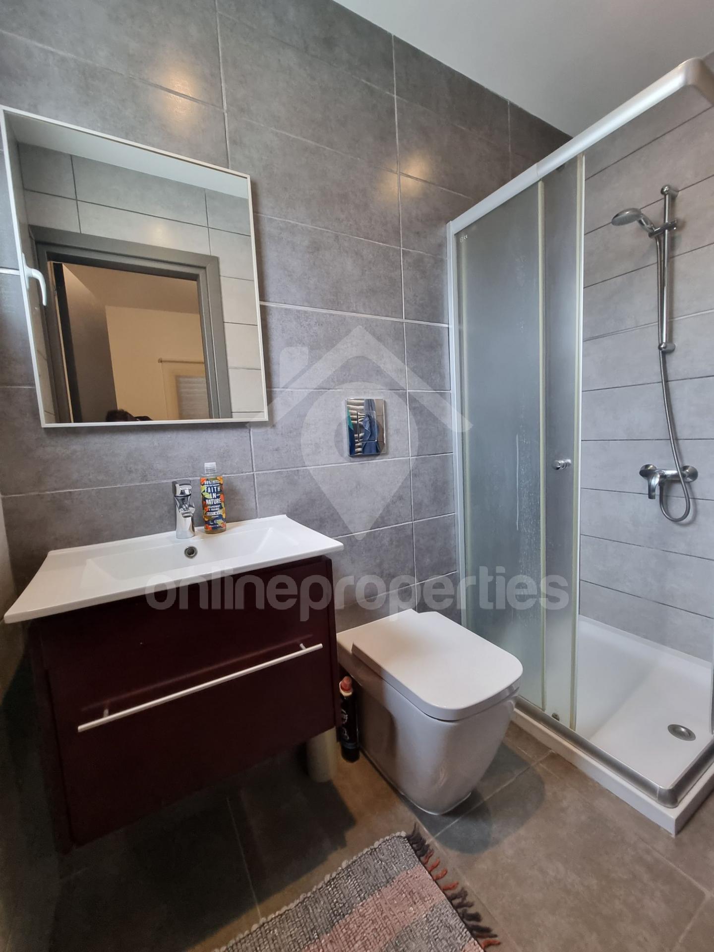 To change image, hover mouse over thumbnails below