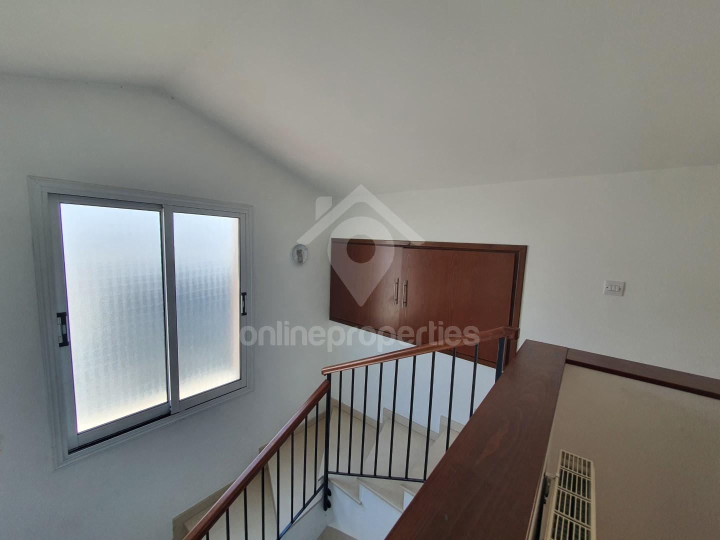 To change image, hover mouse over thumbnails below