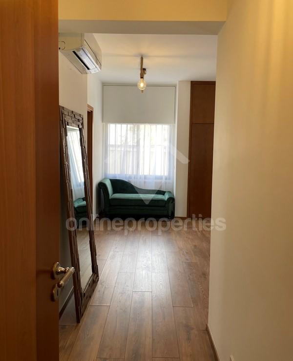 To change image, hover mouse over thumbnails below