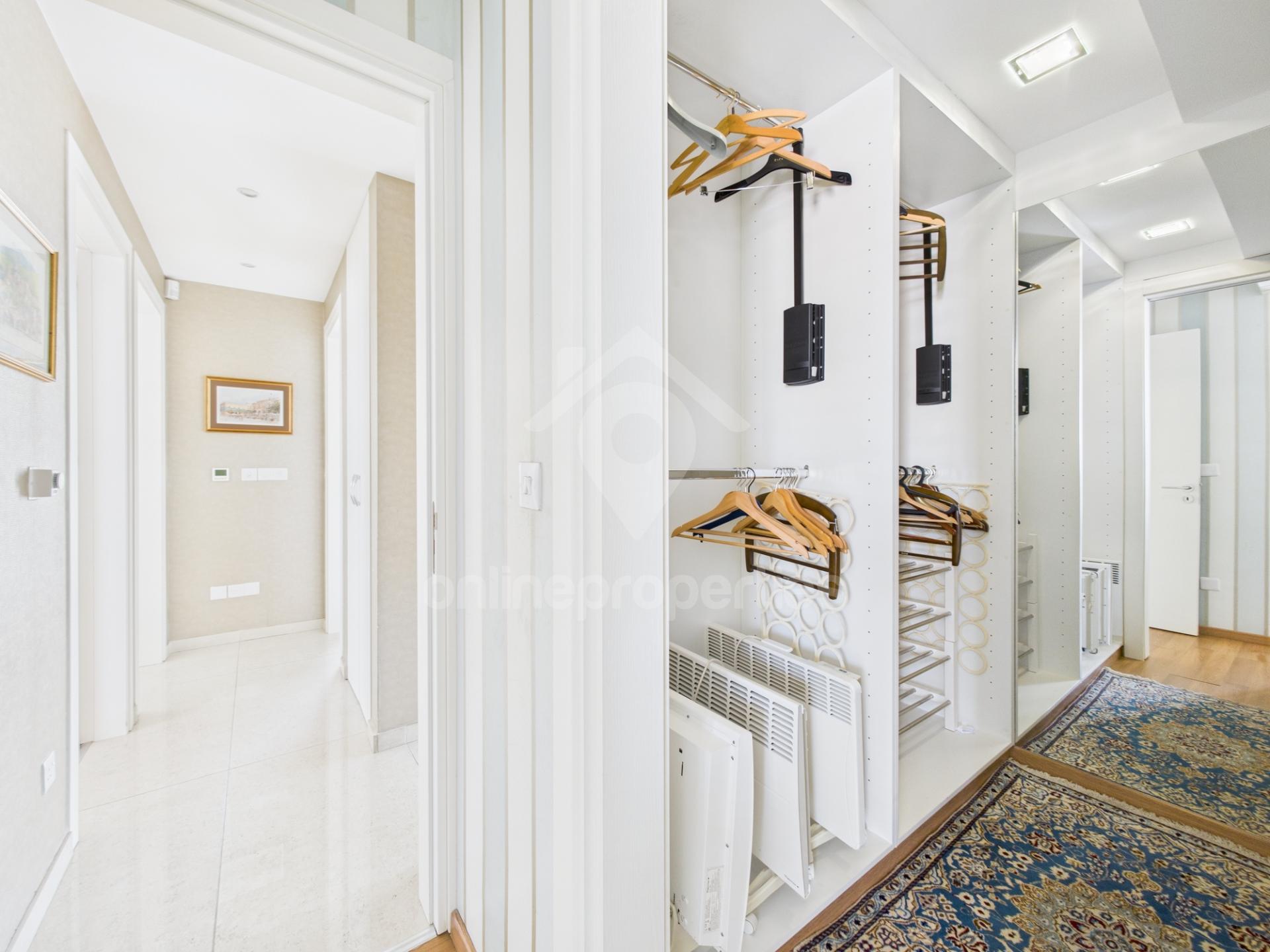 To change image, hover mouse over thumbnails below