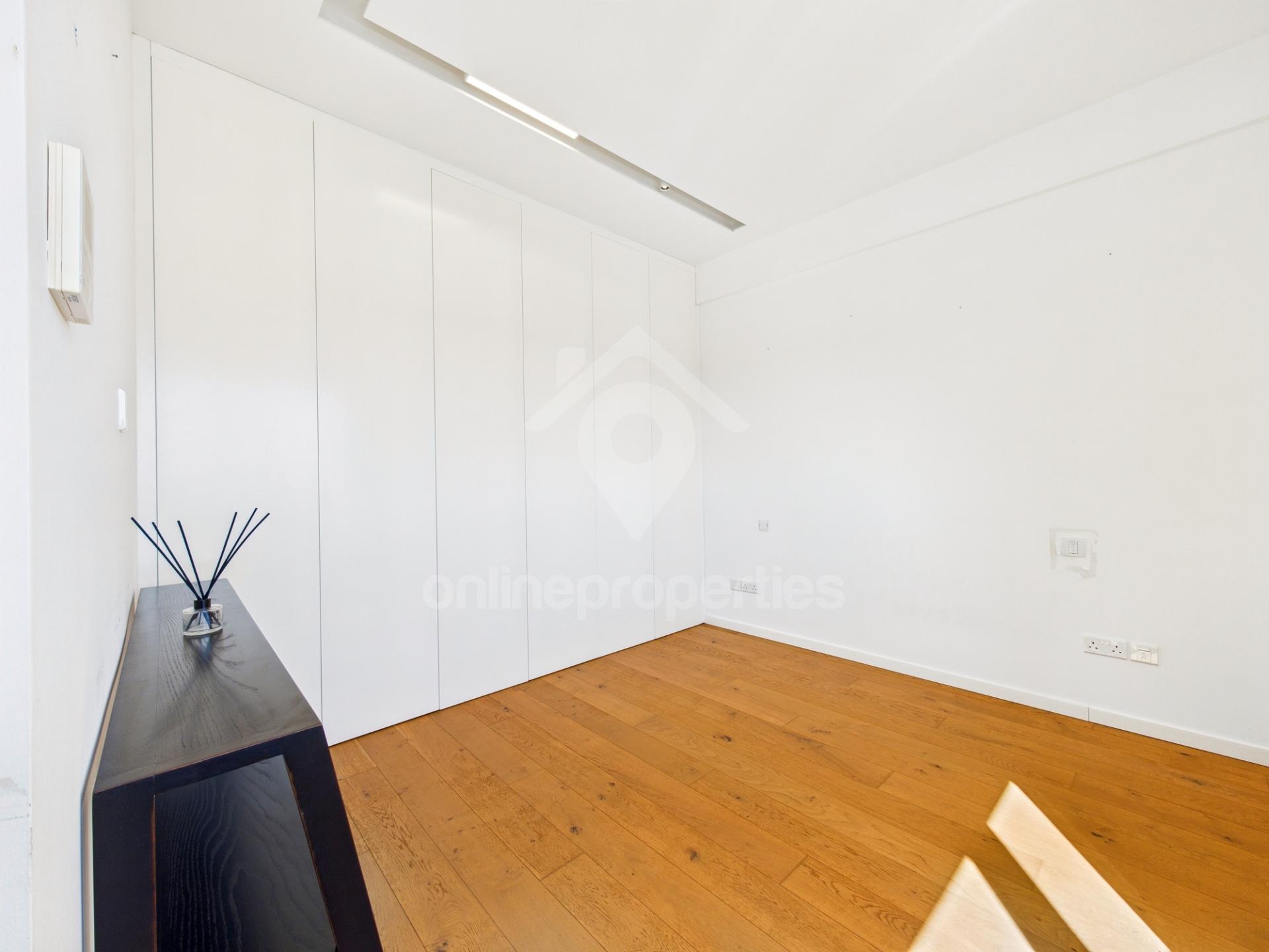 To change image, hover mouse over thumbnails below