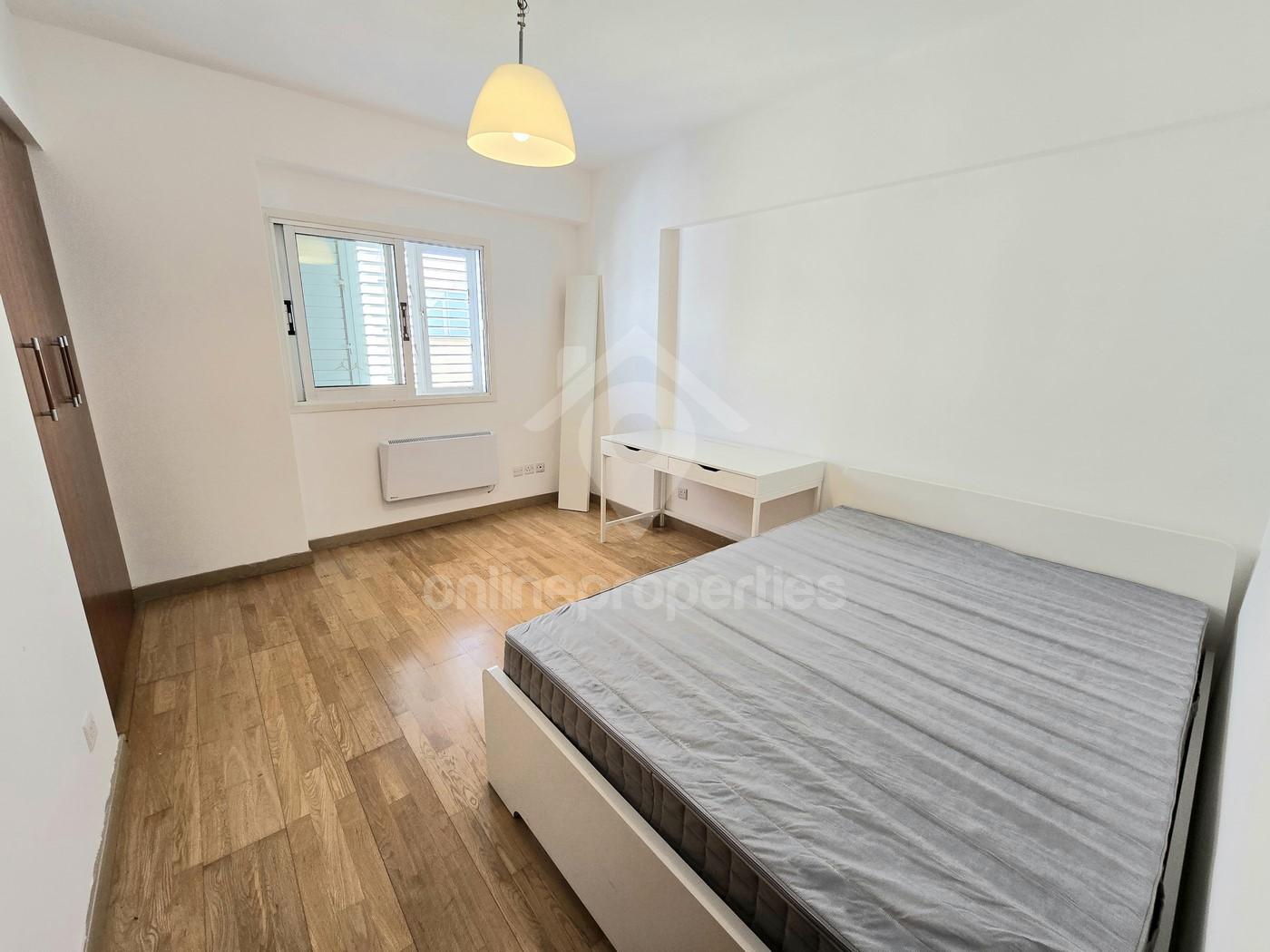 To change image, hover mouse over thumbnails below