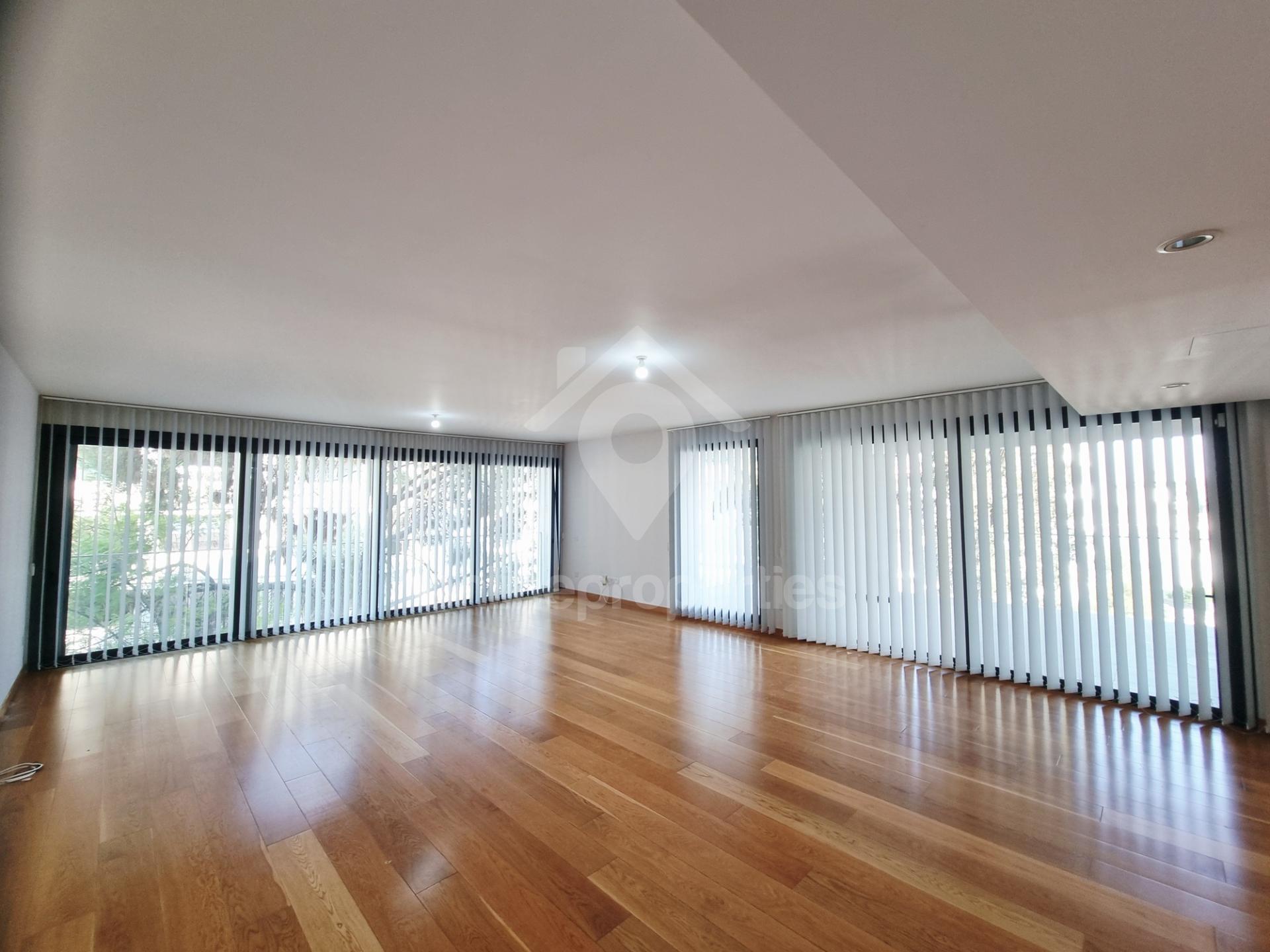 To change image, hover mouse over thumbnails below