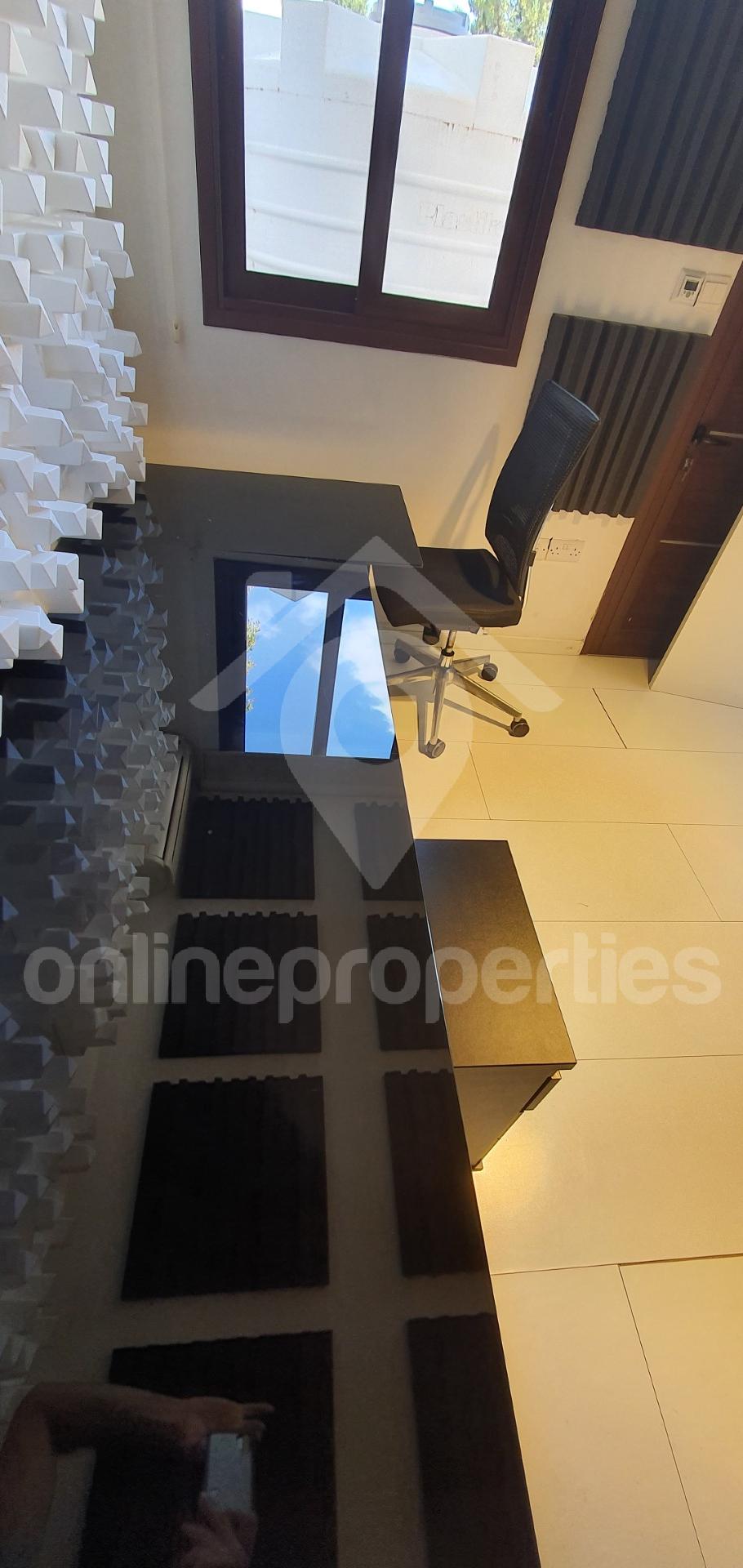 To change image, hover mouse over thumbnails below