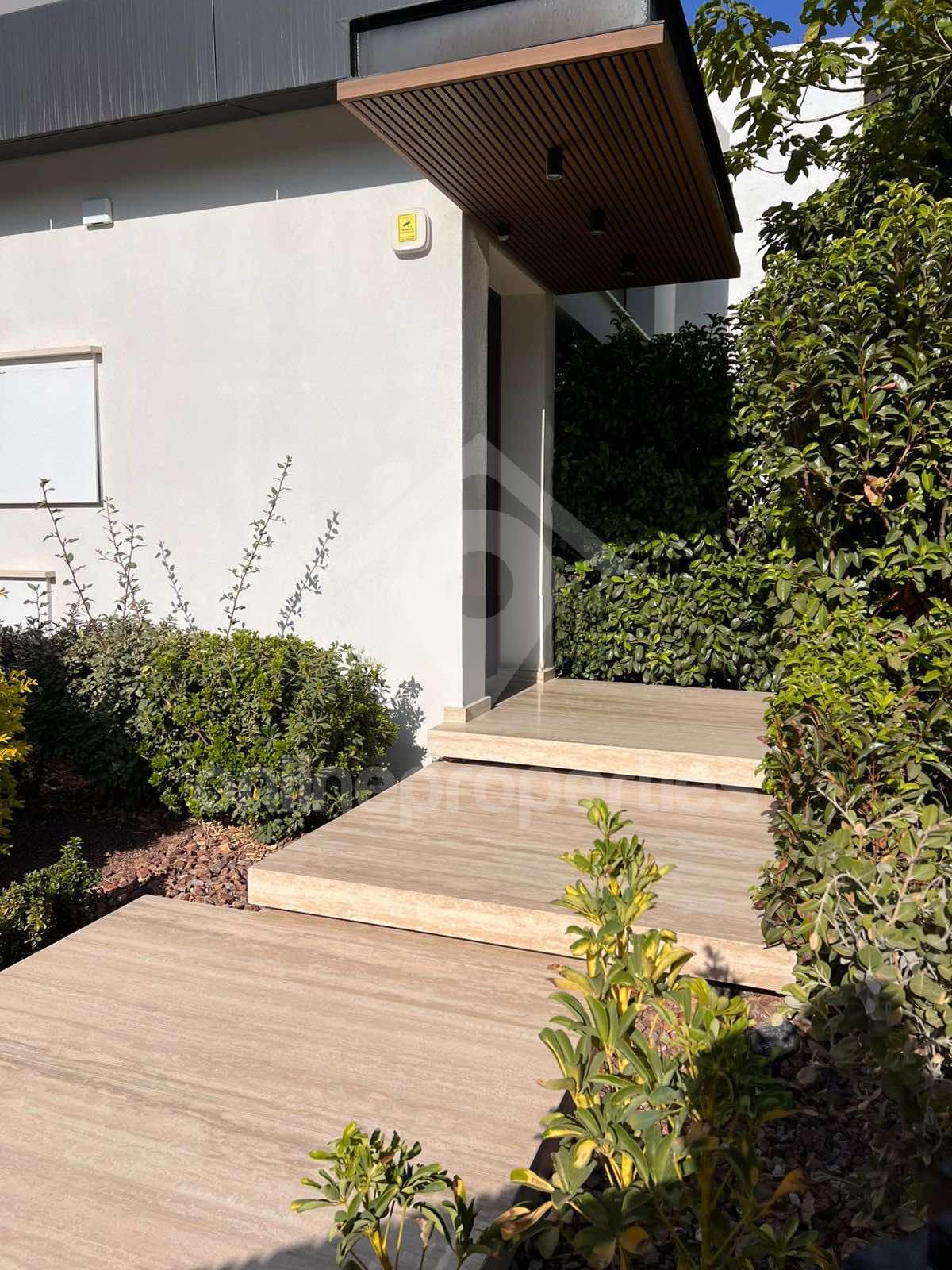 To change image, hover mouse over thumbnails below