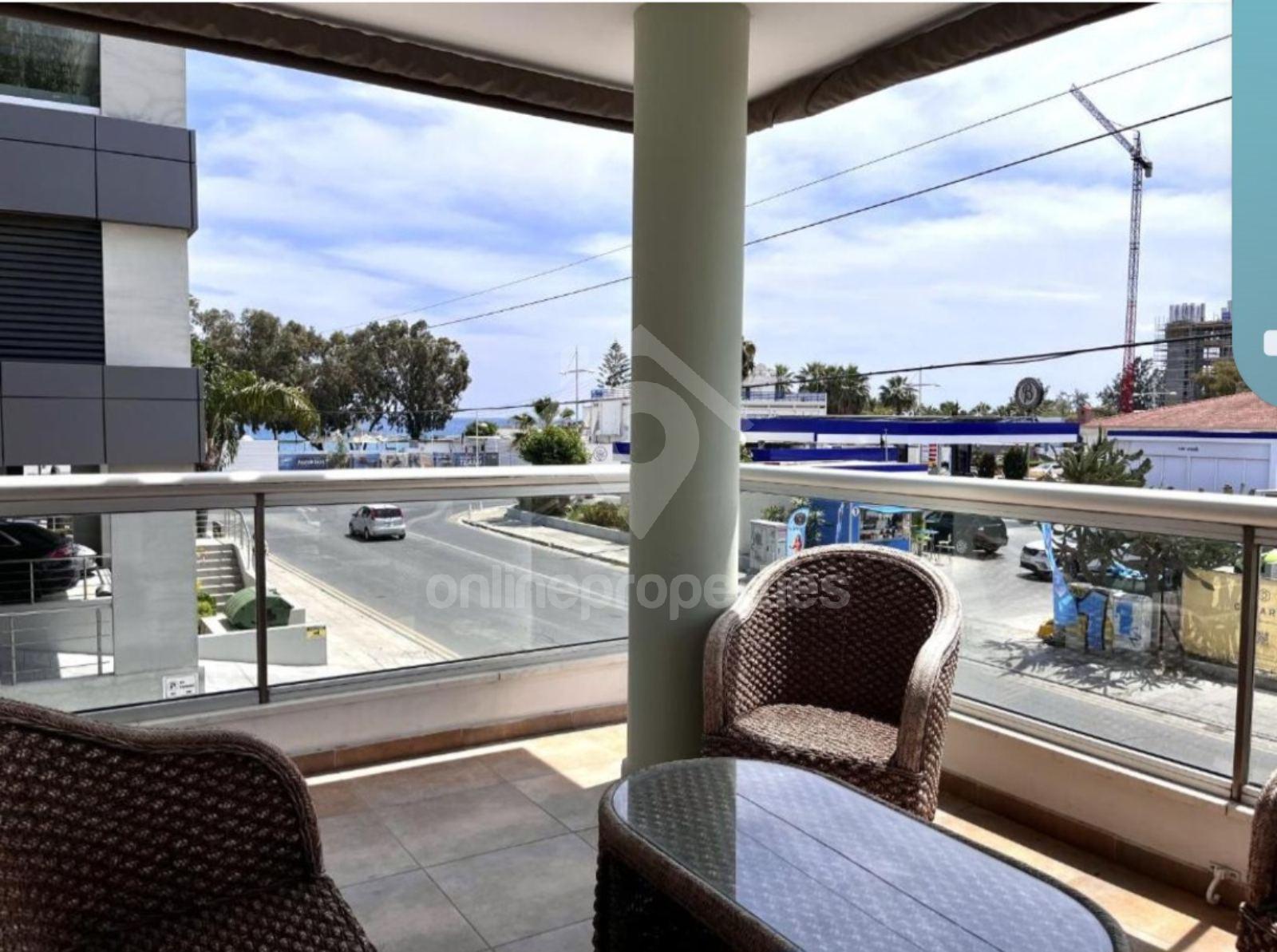 To change image, hover mouse over thumbnails below