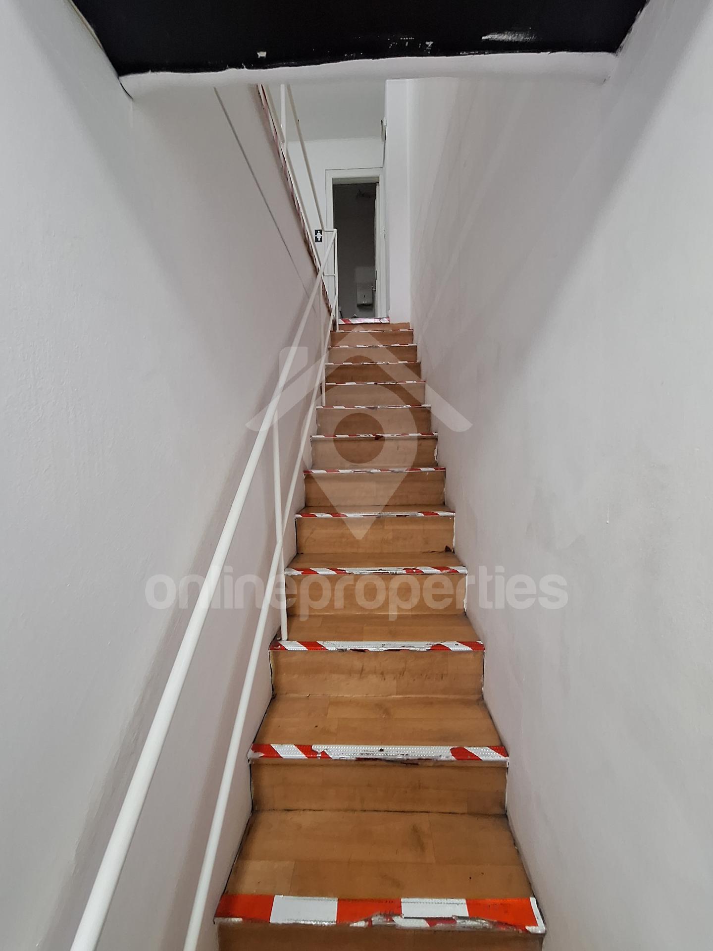 To change image, hover mouse over thumbnails below