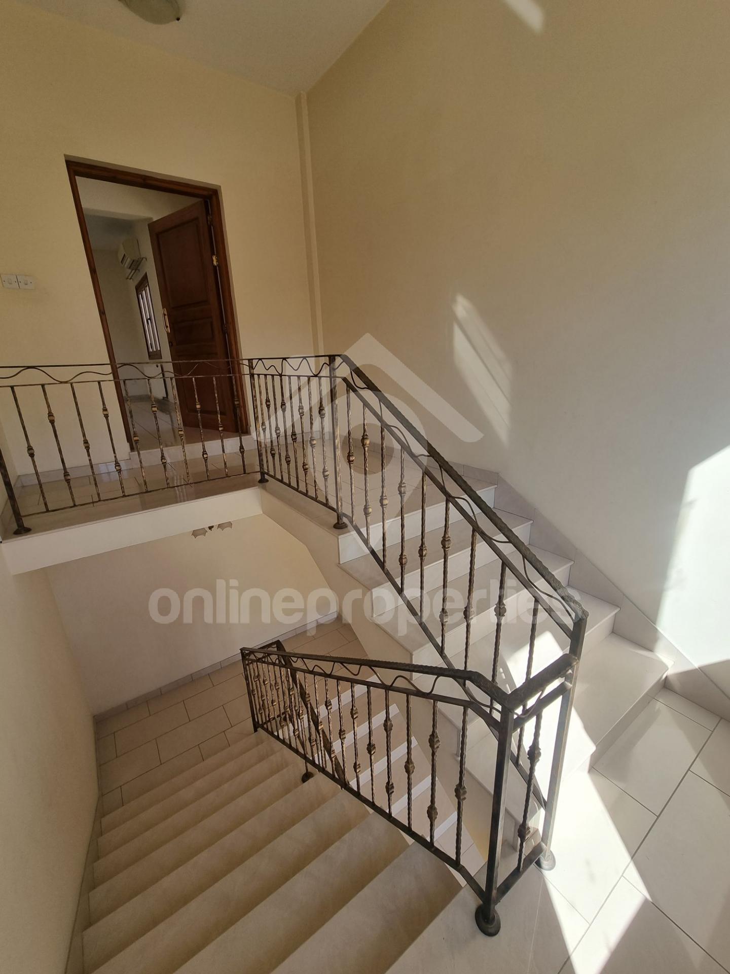 To change image, hover mouse over thumbnails below