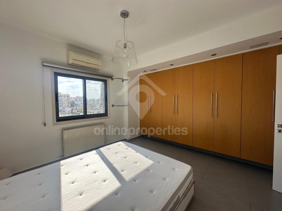 To change image, hover mouse over thumbnails below