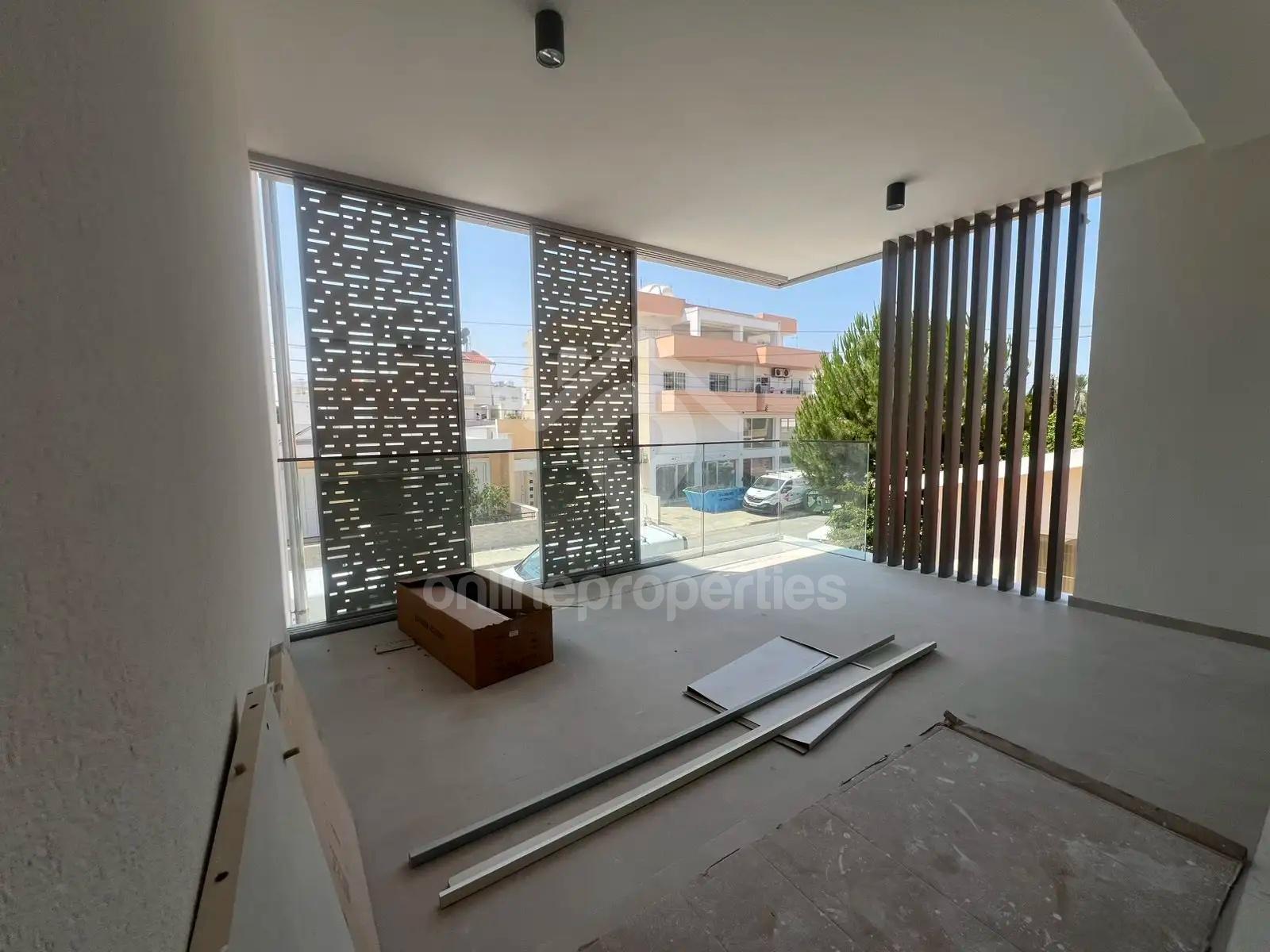 To change image, hover mouse over thumbnails below