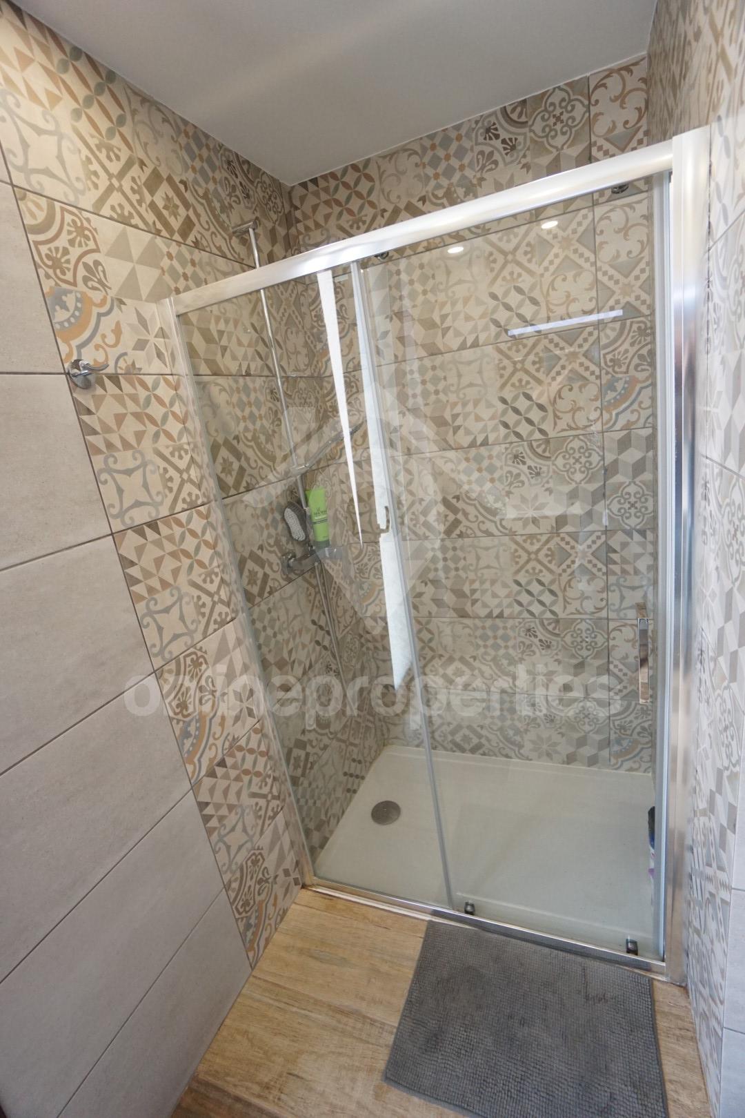 To change image, hover mouse over thumbnails below