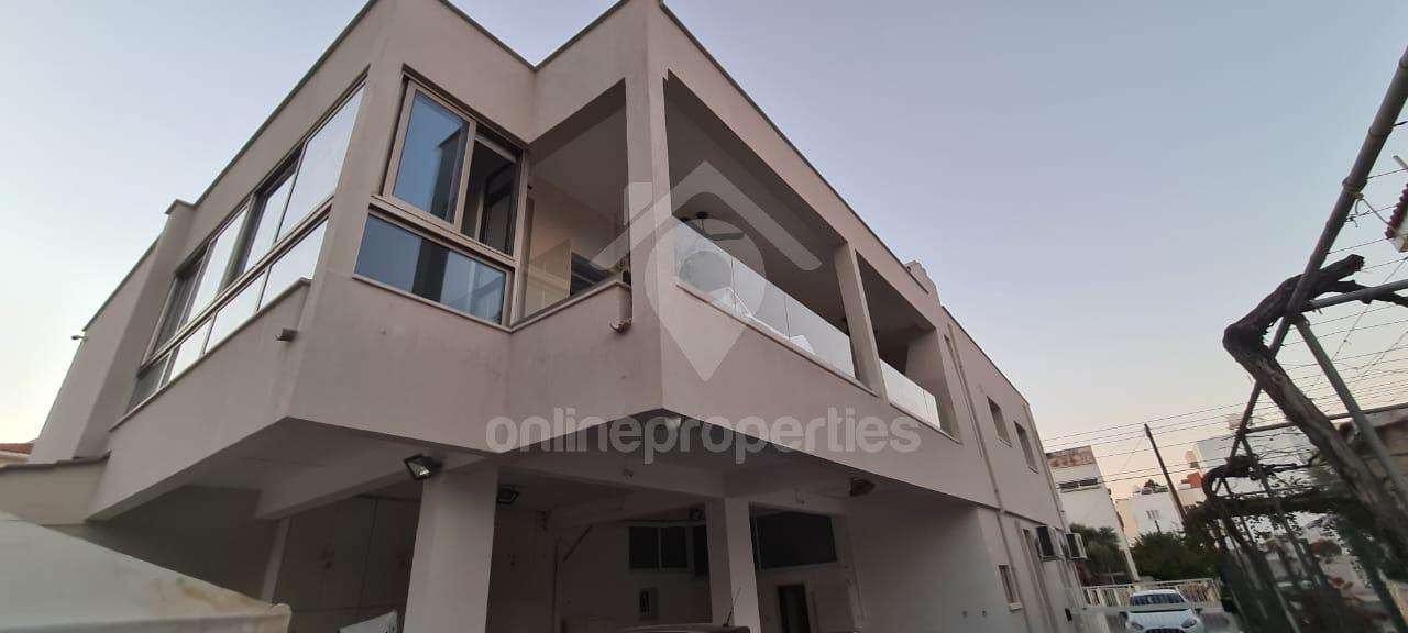 To change image, hover mouse over thumbnails below