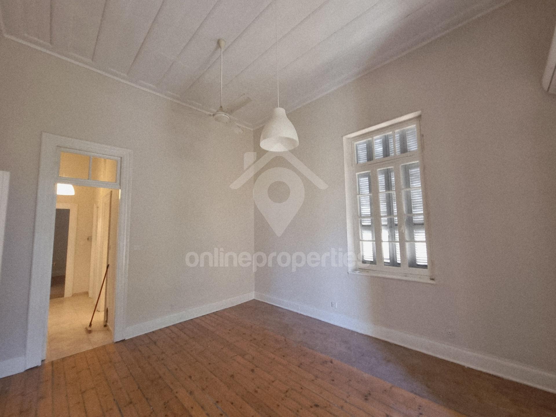 To change image, hover mouse over thumbnails below