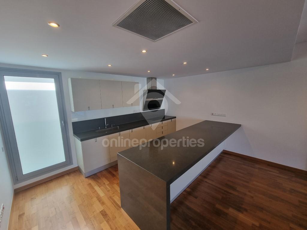 To change image, hover mouse over thumbnails below