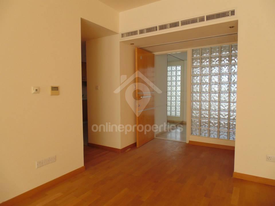 To change image, hover mouse over thumbnails below