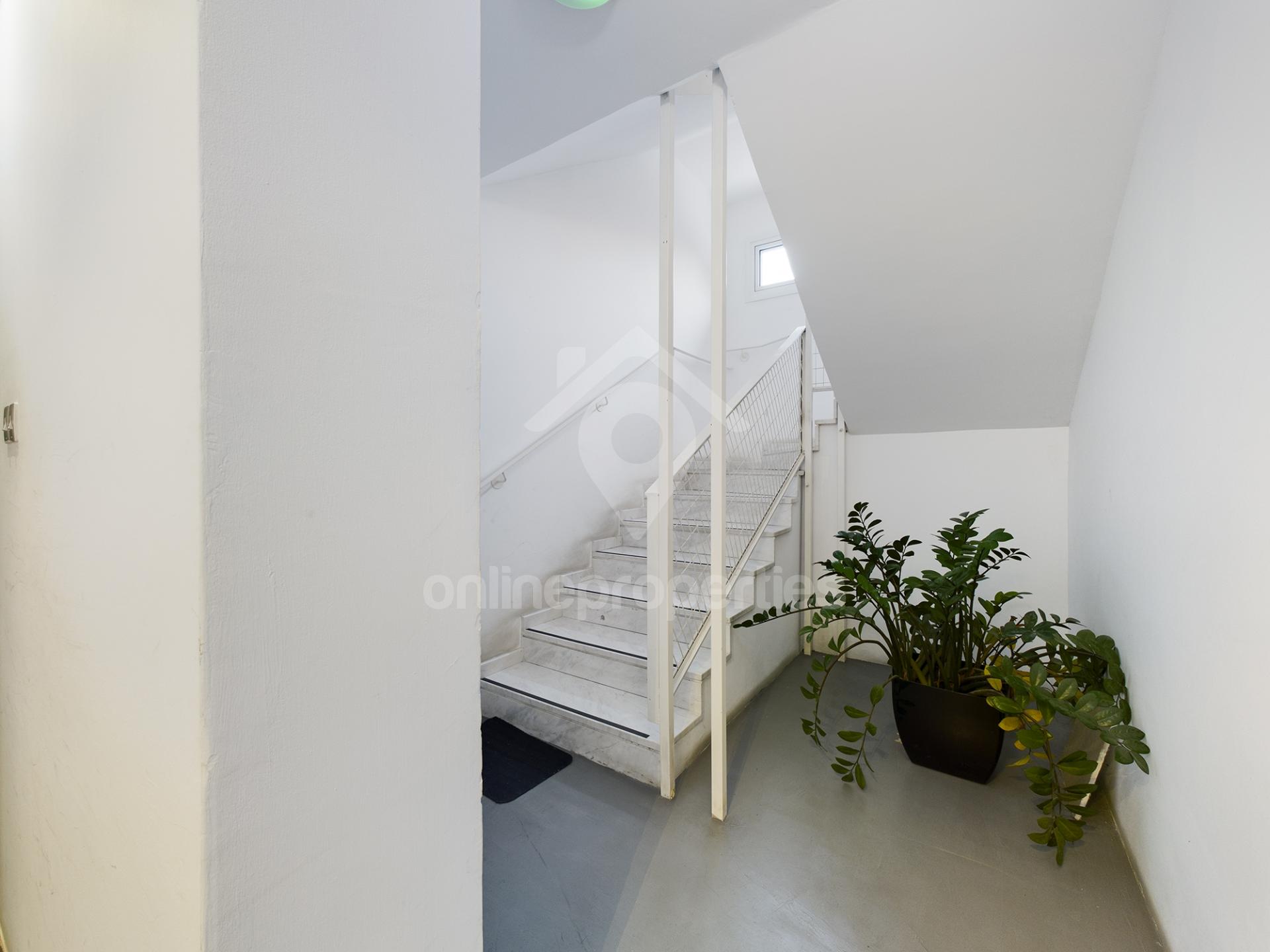 To change image, hover mouse over thumbnails below