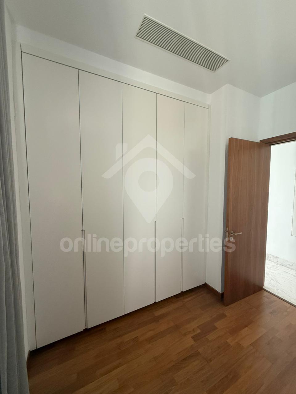 To change image, hover mouse over thumbnails below