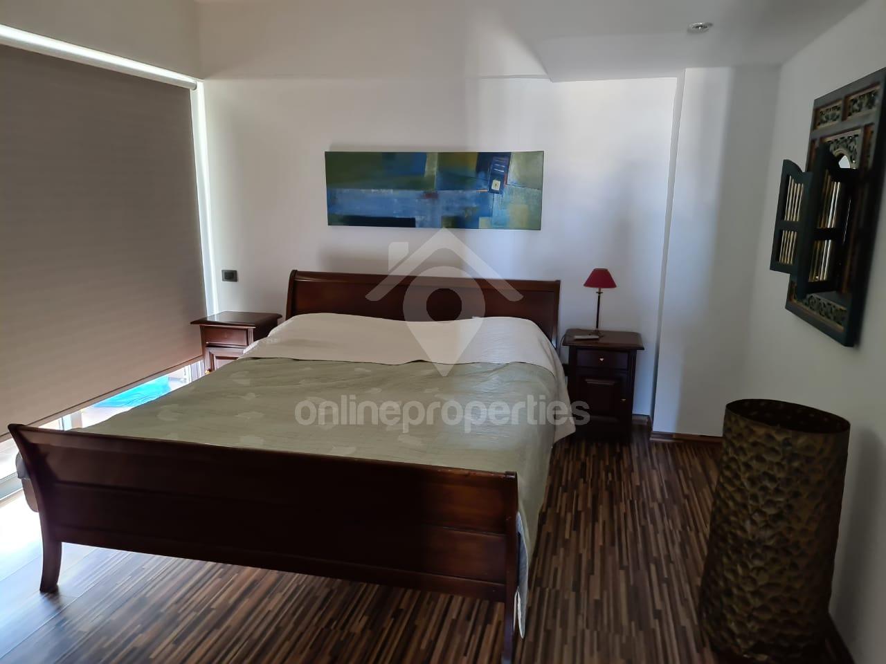 To change image, hover mouse over thumbnails below