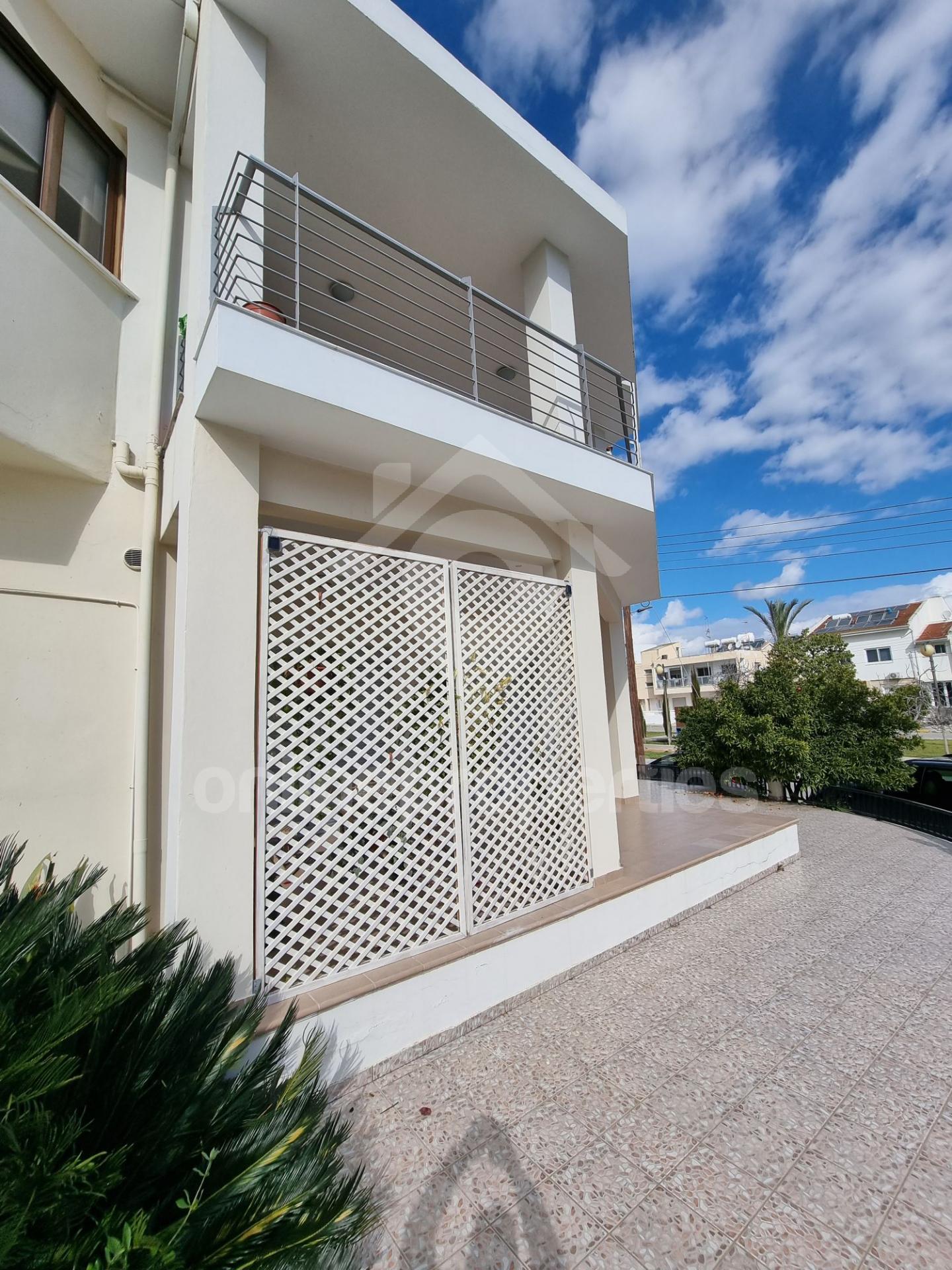 To change image, hover mouse over thumbnails below