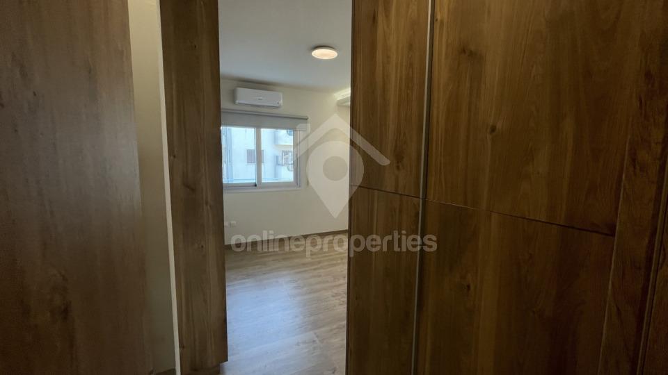 To change image, hover mouse over thumbnails below