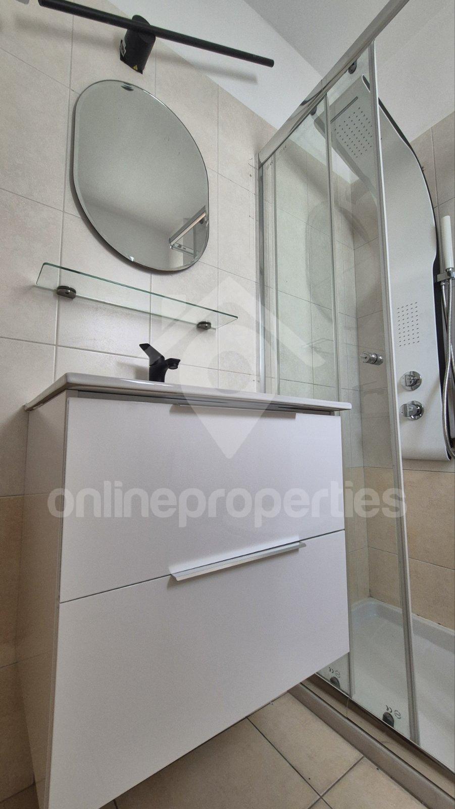 To change image, hover mouse over thumbnails below