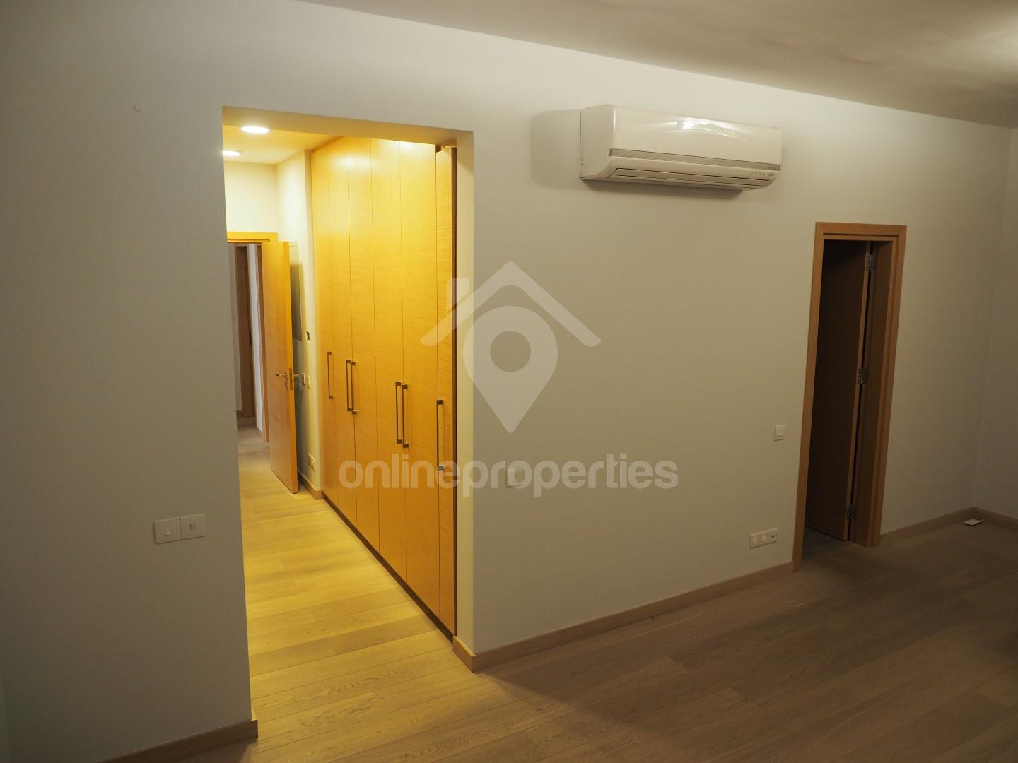 To change image, hover mouse over thumbnails below