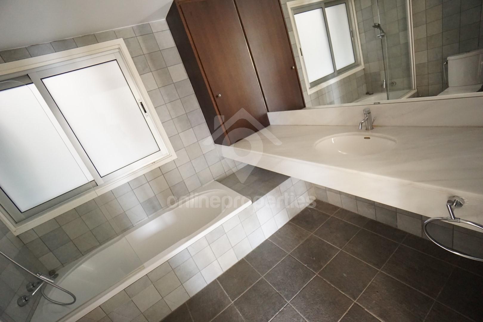 To change image, hover mouse over thumbnails below