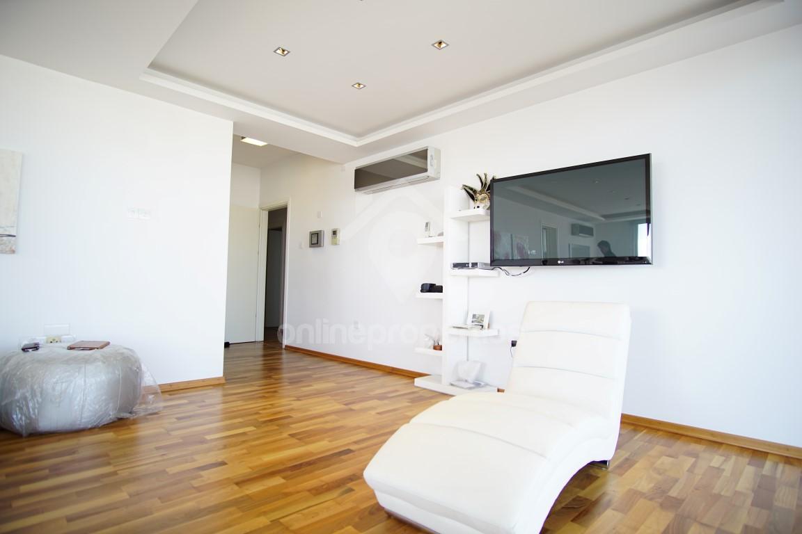 To change image, hover mouse over thumbnails below