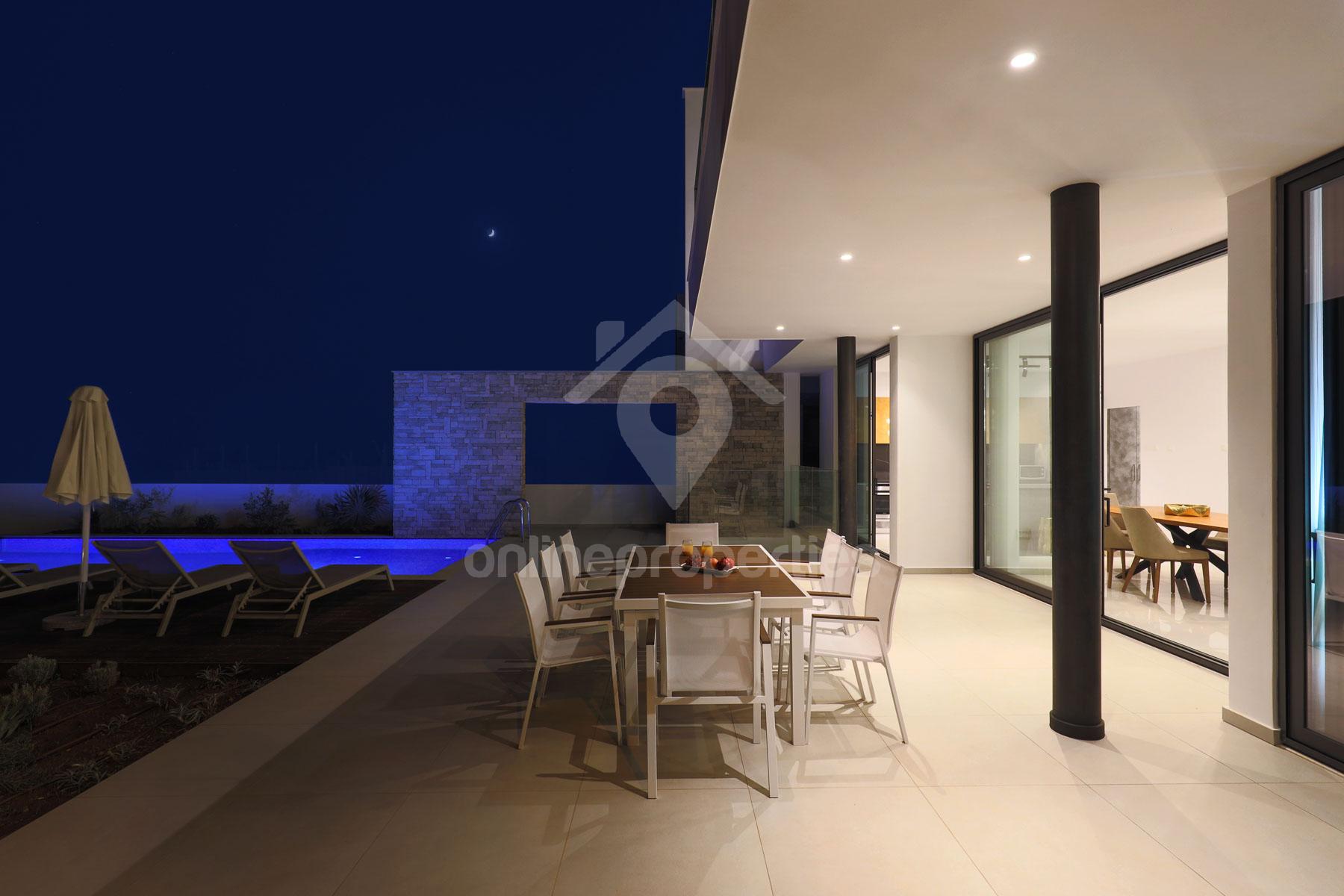 To change image, hover mouse over thumbnails below