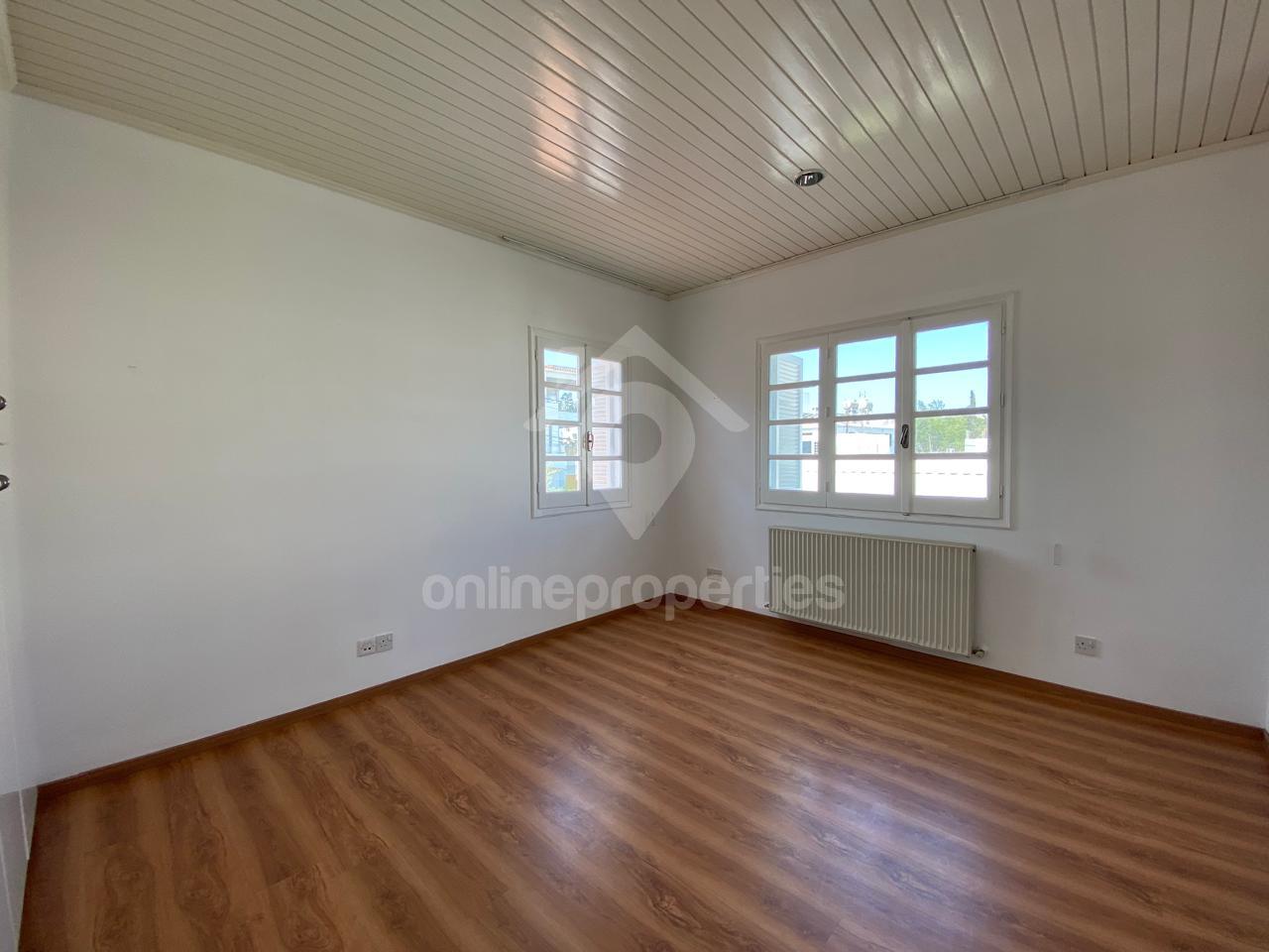 To change image, hover mouse over thumbnails below