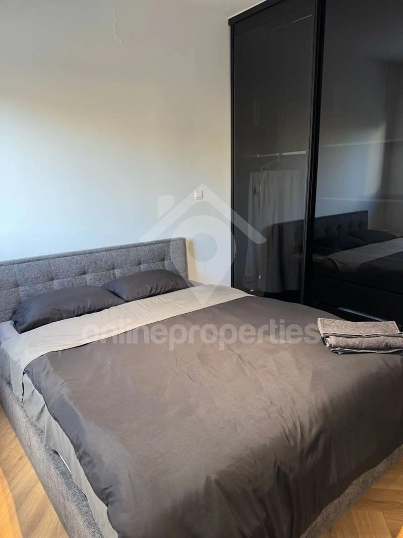 To change image, hover mouse over thumbnails below