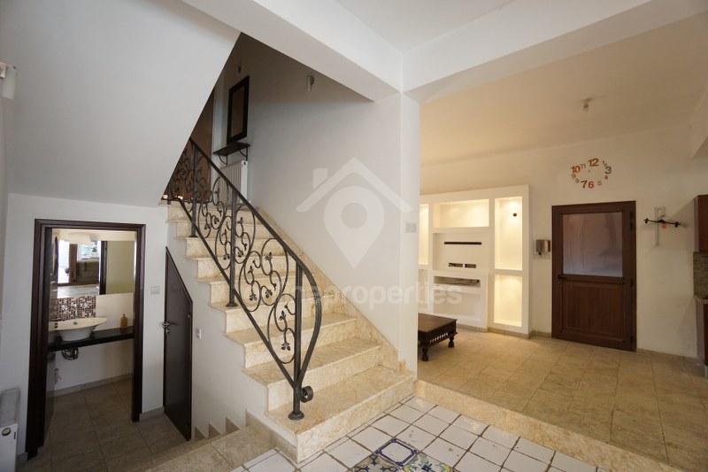 To change image, hover mouse over thumbnails below