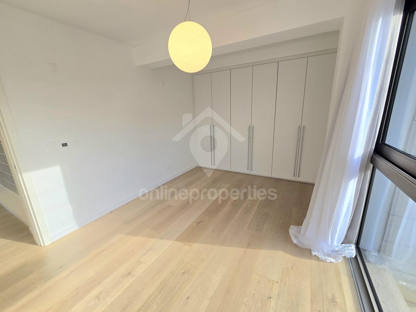 To change image, hover mouse over thumbnails below