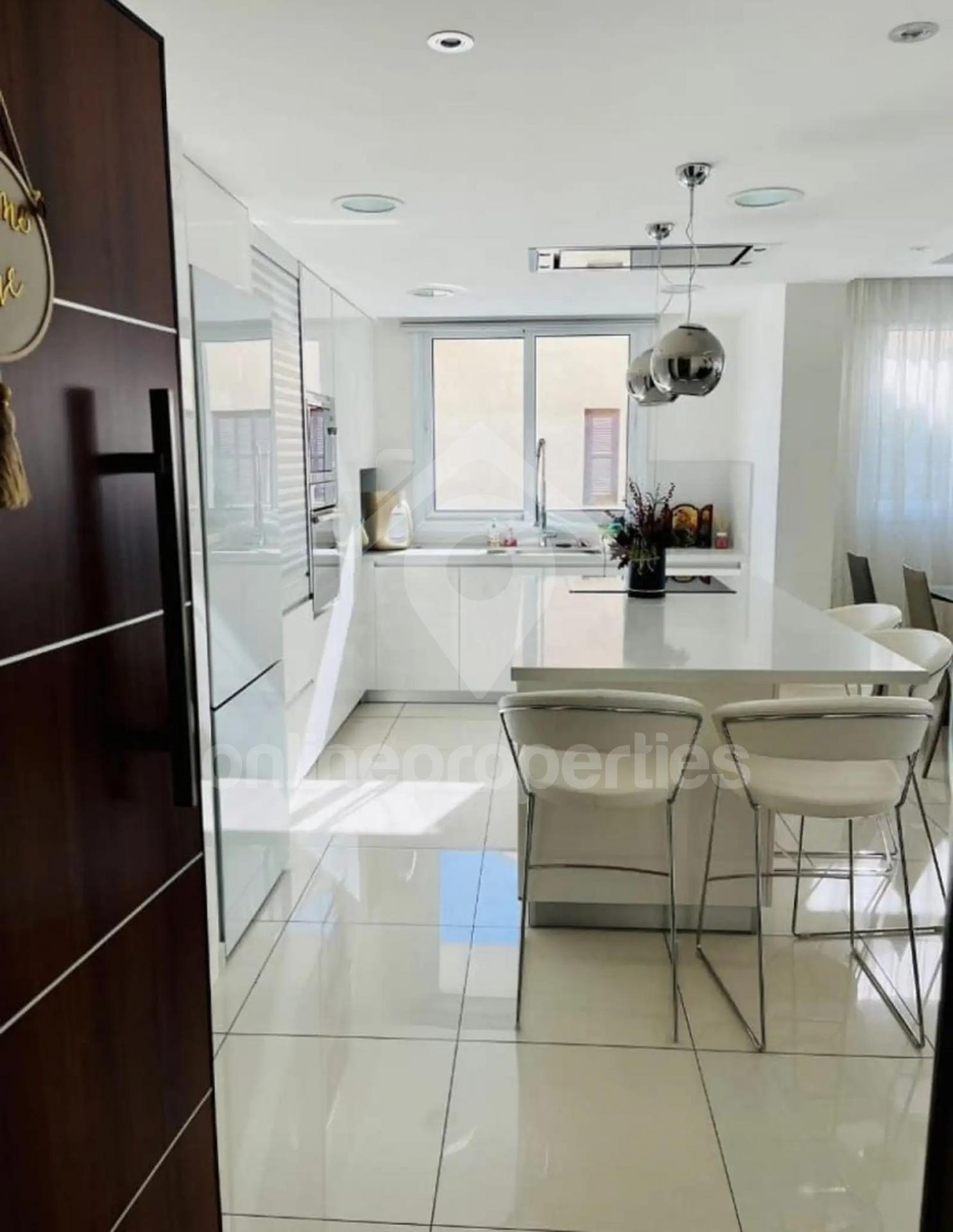 To change image, hover mouse over thumbnails below