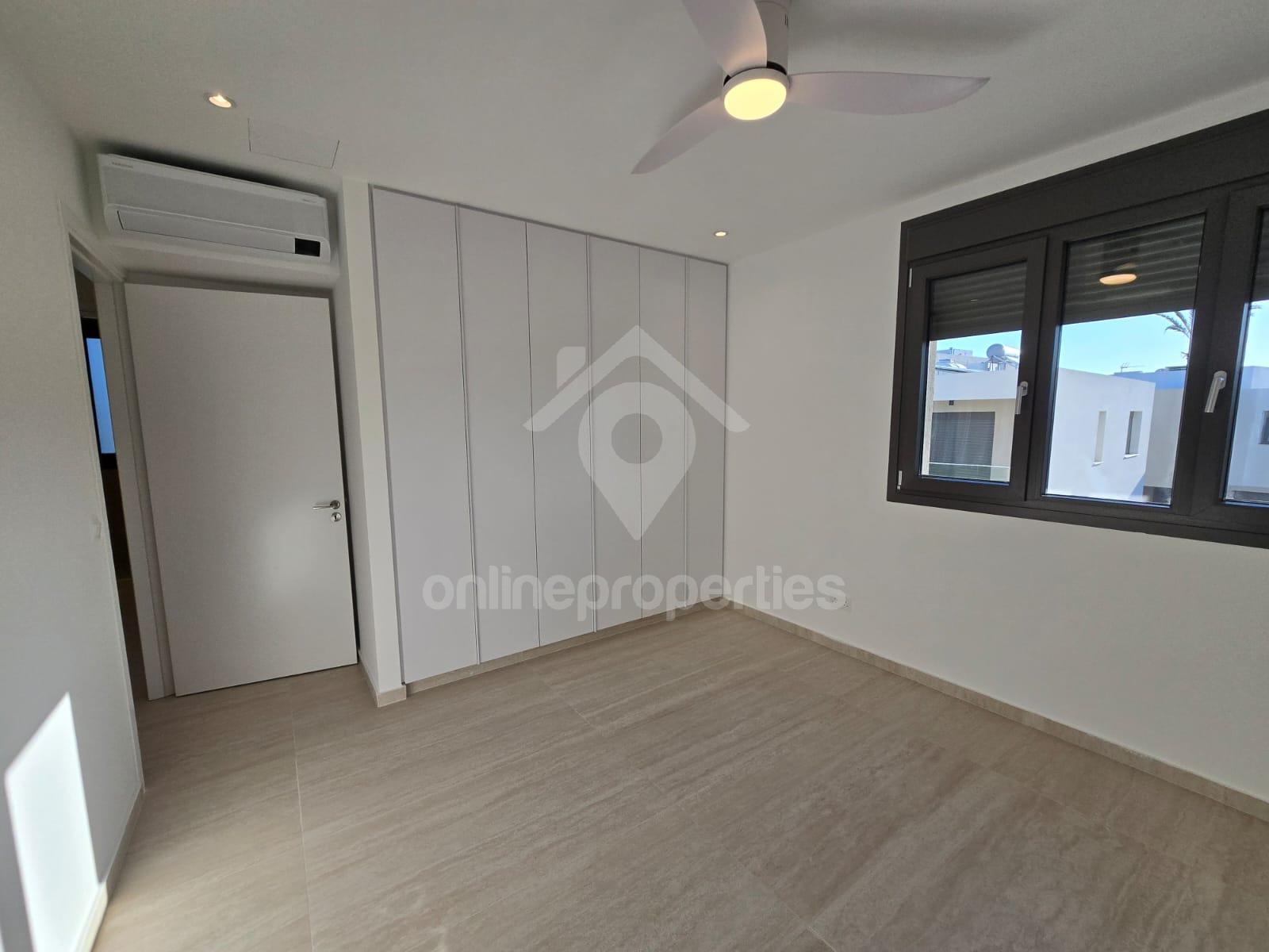 To change image, hover mouse over thumbnails below