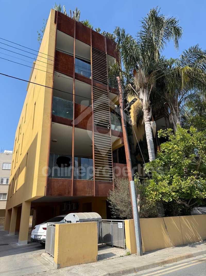 To change image, hover mouse over thumbnails below