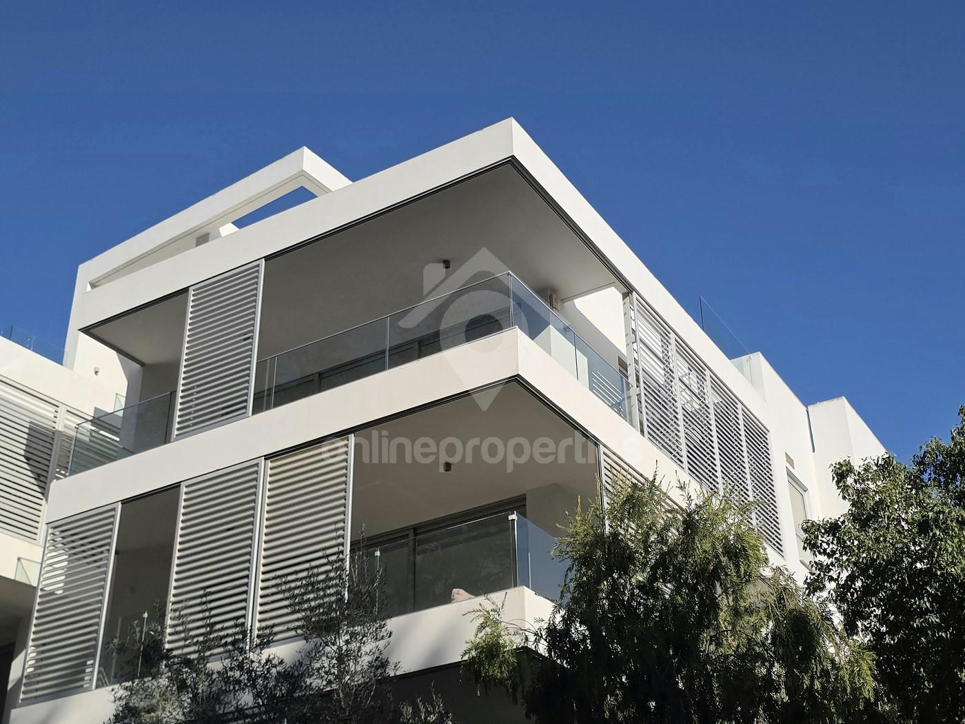 To change image, hover mouse over thumbnails below