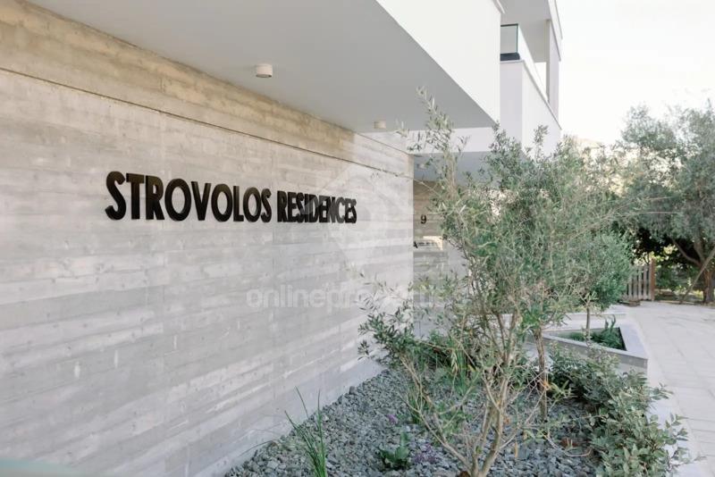 To change image, hover mouse over thumbnails below